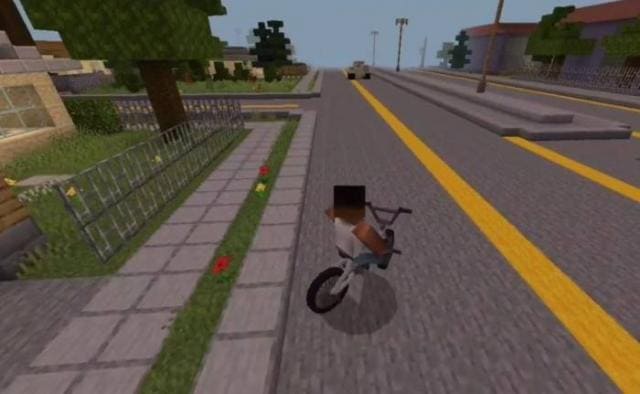 Игрок пользуется велосипедом в игре