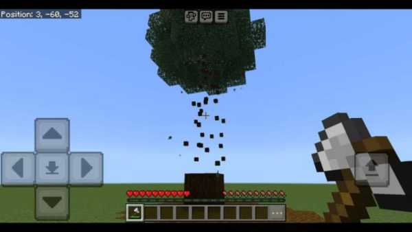 Игрок ломает топором дерево