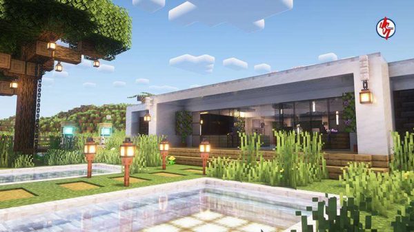 Задний дворик дома с бассейном