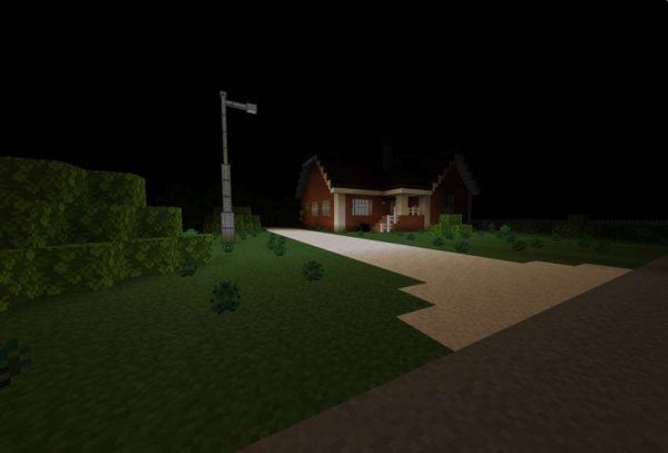 Темный дом на фоне фонаря